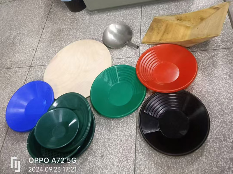 手工（gōng）淘金（jīn）盆（pén）